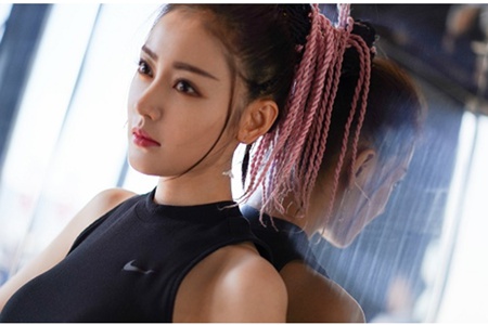 张天爱粉色脏辫