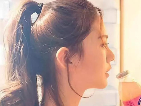 1534404747446976.jpg 扎马尾辫如何更美丽,小技巧让你青春活力