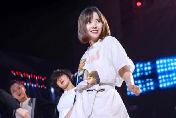 1535439426376237.png 张靓颖剪短发,俏皮可爱,秒变十八岁少女