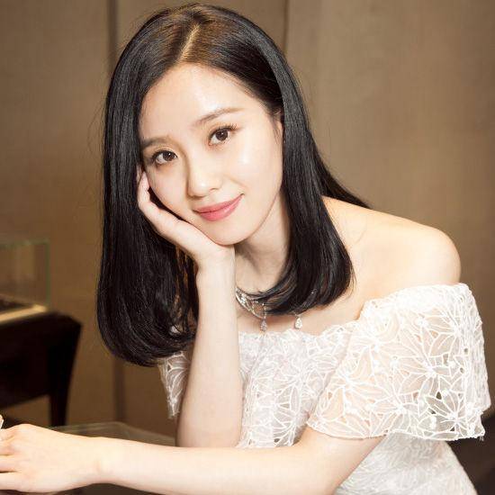 杨幂最爱的中长发发型，让你美出新高度