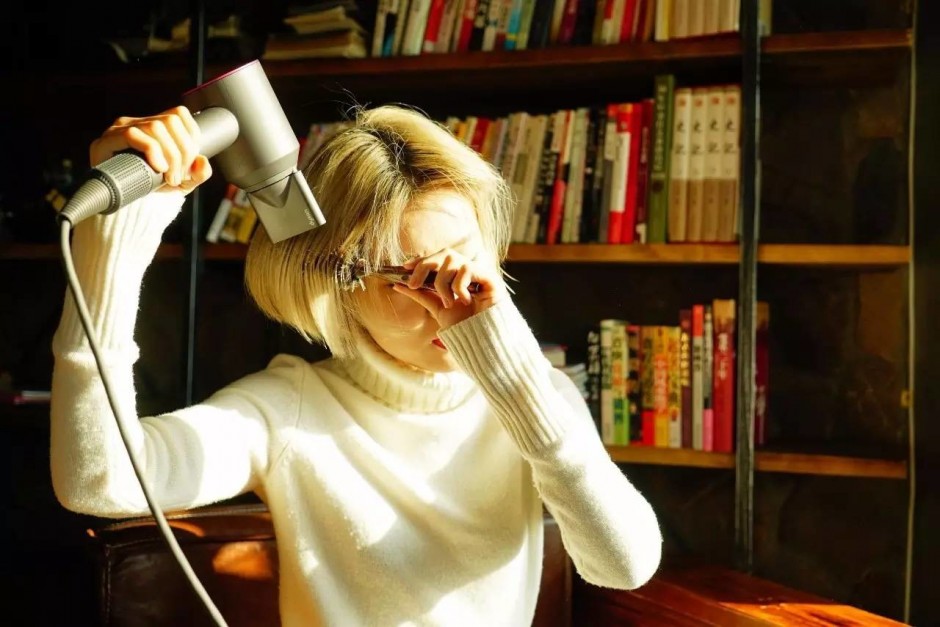 头发不吹干就睡觉，小心面瘫找上你