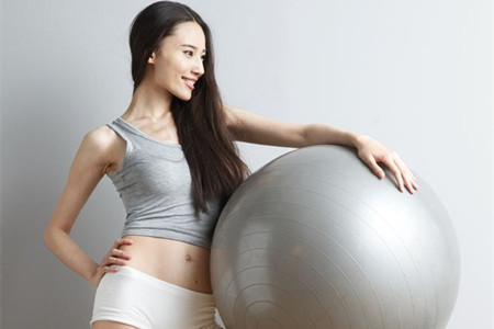 女生的紧致臀部，平时需要这么练成