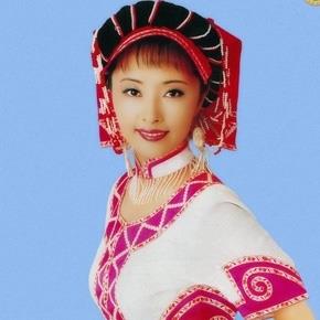 突出贡献专家、歌唱家曲比阿乌自称：我的声音很甜美、很悦耳