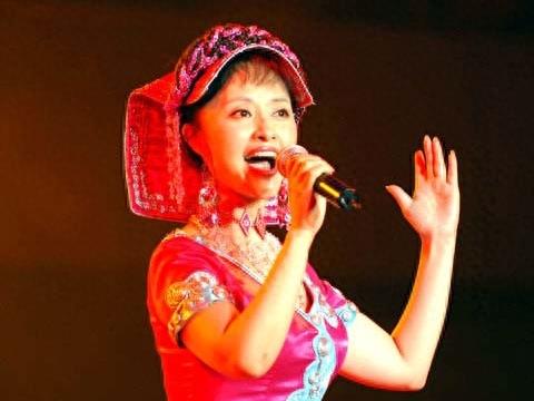 突出贡献专家、歌唱家曲比阿乌自称：我的声音很甜美、很悦耳