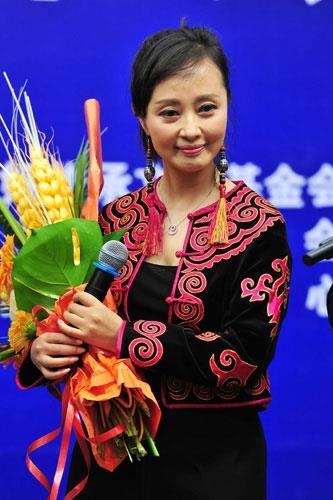 突出贡献专家、歌唱家曲比阿乌自称：我的声音很甜美、很悦耳