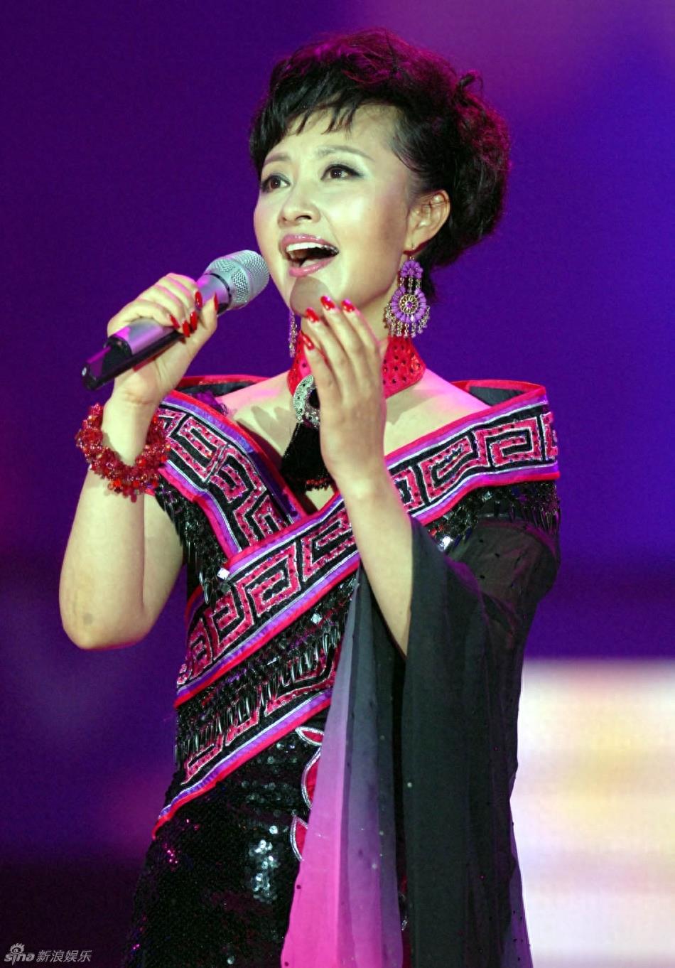 突出贡献专家、歌唱家曲比阿乌自称：我的声音很甜美、很悦耳