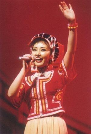 突出贡献专家、歌唱家曲比阿乌自称：我的声音很甜美、很悦耳