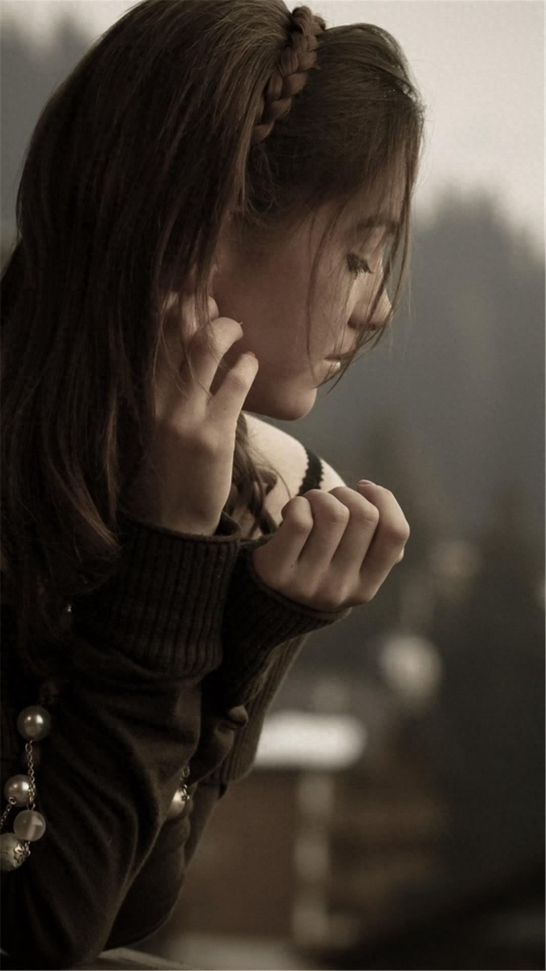 手机壁纸：一个人仰望星空，一直回忆着，一个人伤心一个人流泪