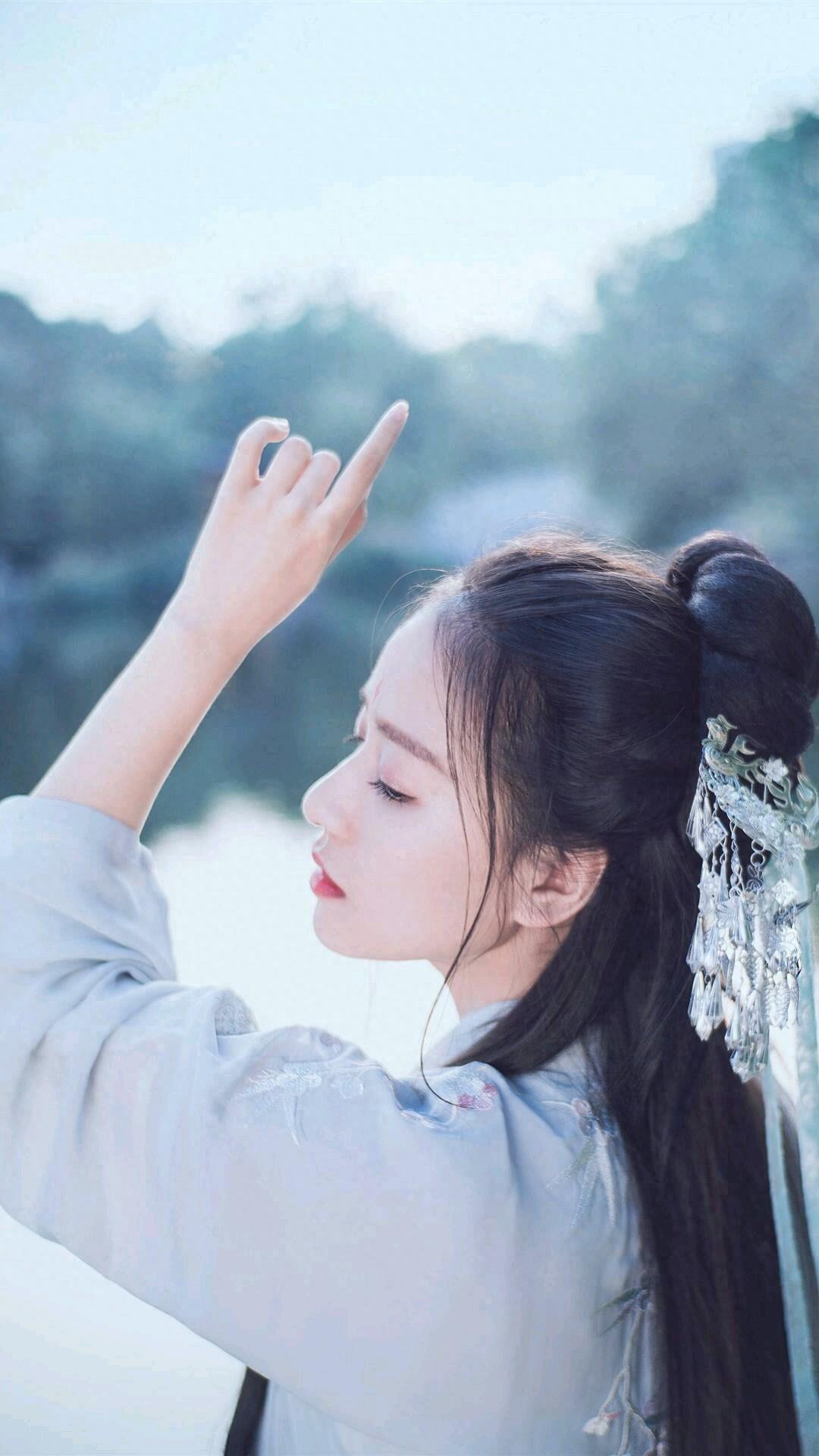 手机壁纸：一个人仰望星空，一直回忆着，一个人伤心一个人流泪