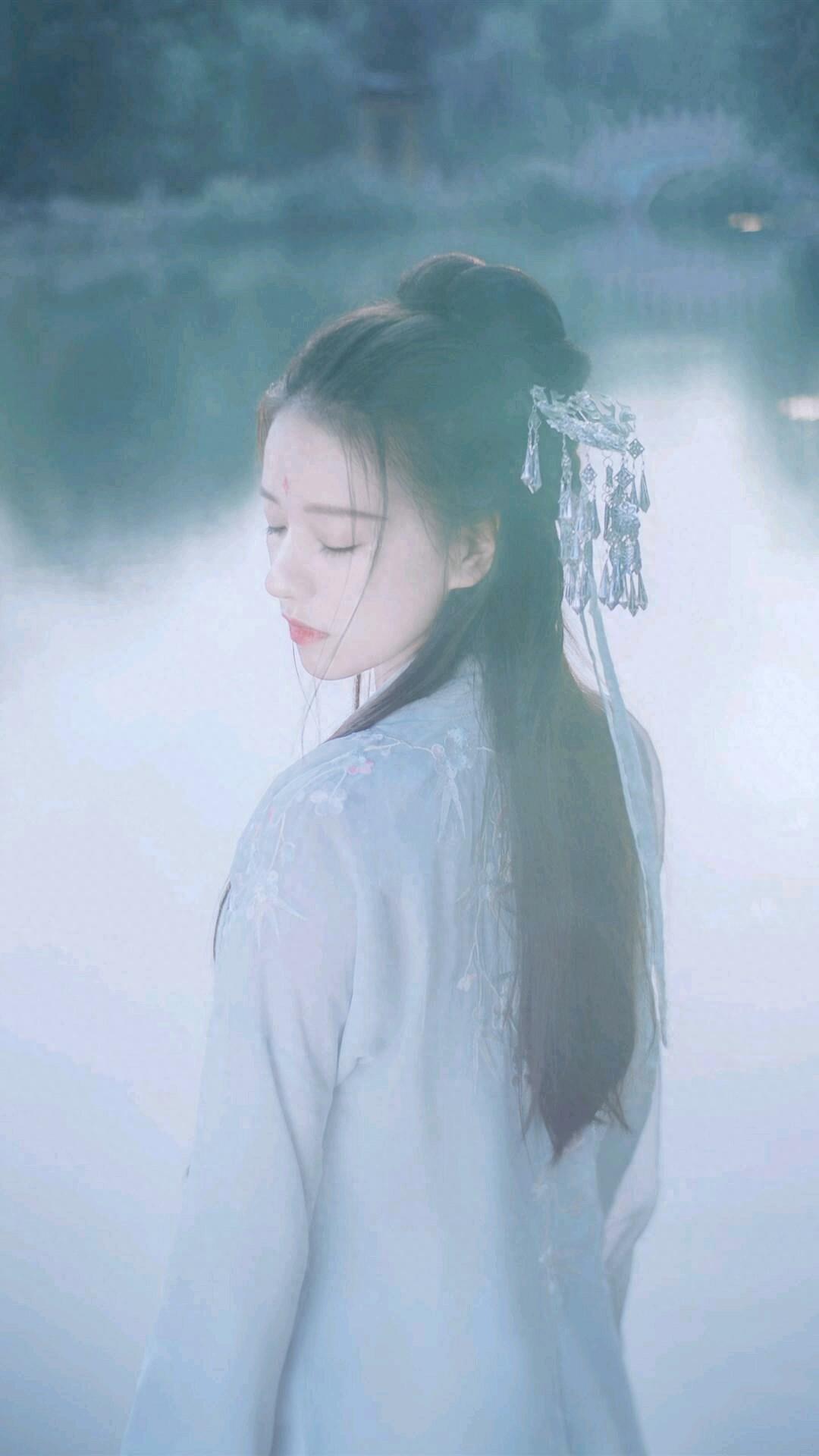 手机壁纸：一个人仰望星空，一直回忆着，一个人伤心一个人流泪