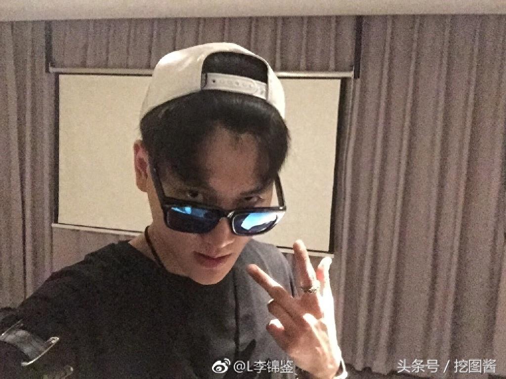 变形记主人公李锦鉴，如今也是个艺人了，第二张图有点像黄子韬