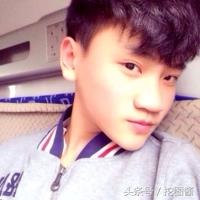 变形记主人公李锦鉴，如今也是个艺人了，第二张图有点像黄子韬
