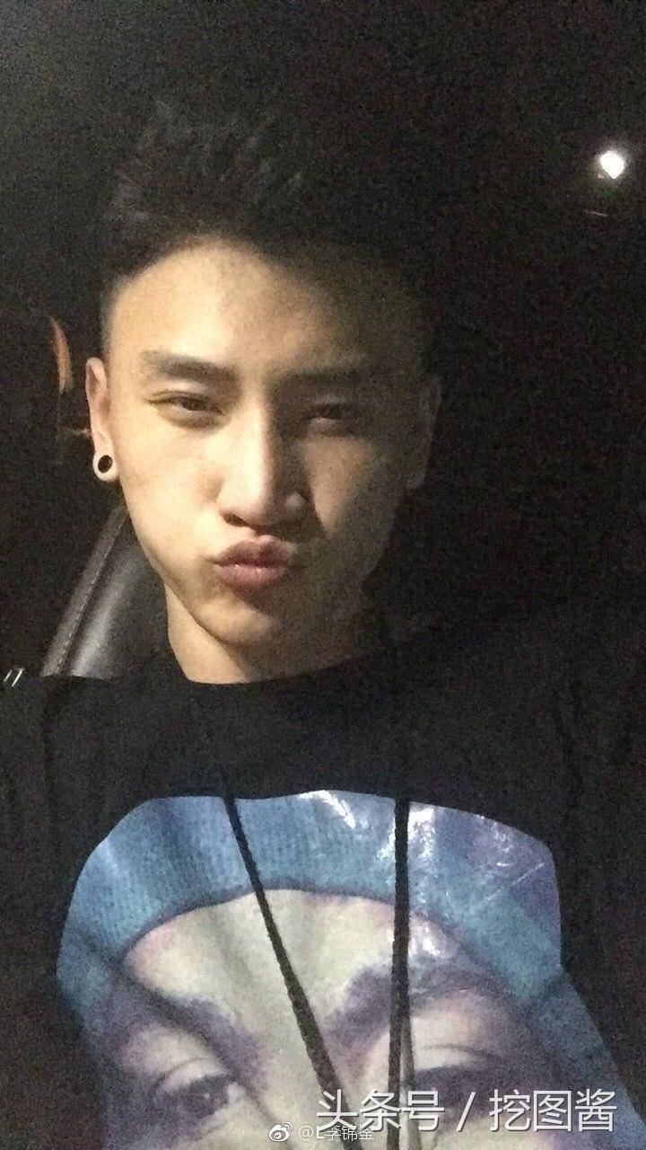 变形记主人公李锦鉴，如今也是个艺人了，第二张图有点像黄子韬