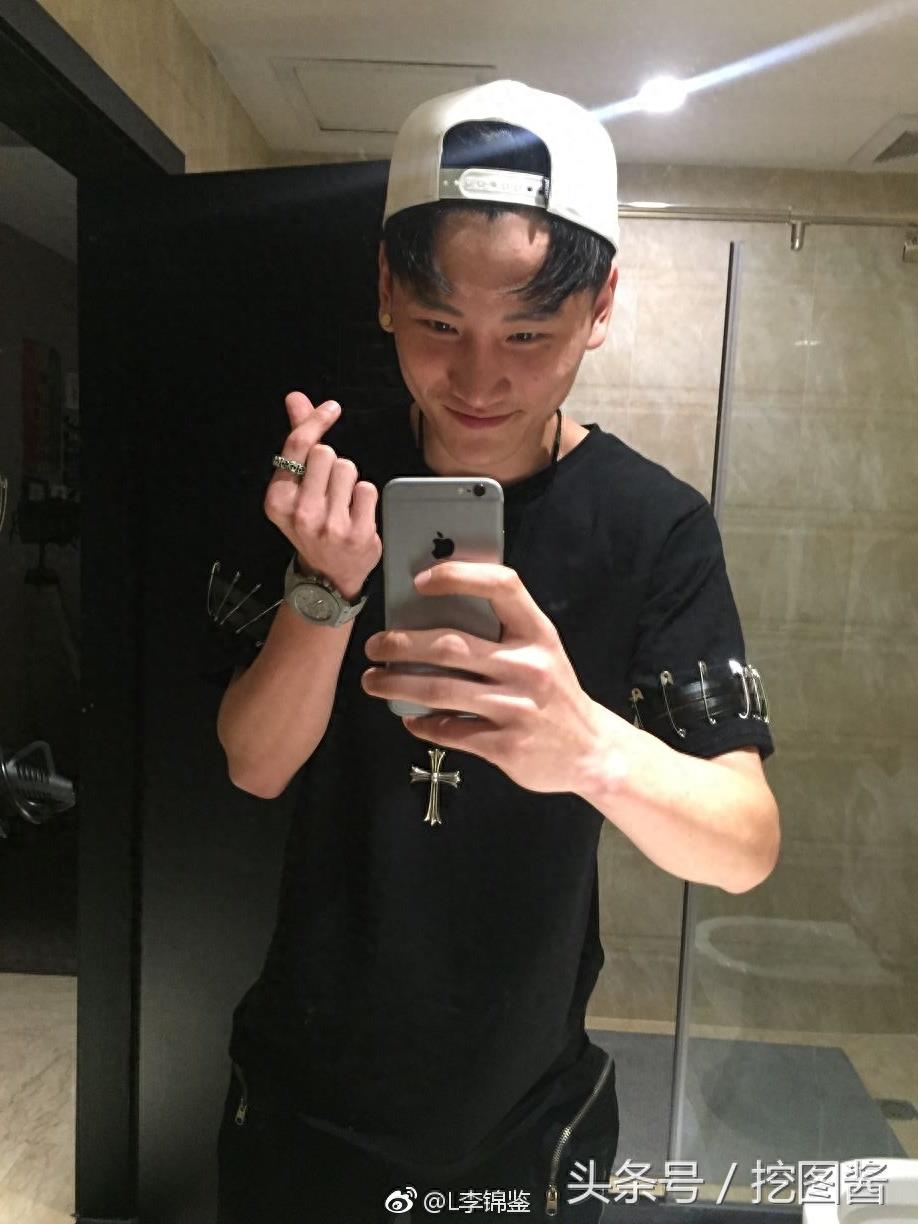 变形记主人公李锦鉴，如今也是个艺人了，第二张图有点像黄子韬