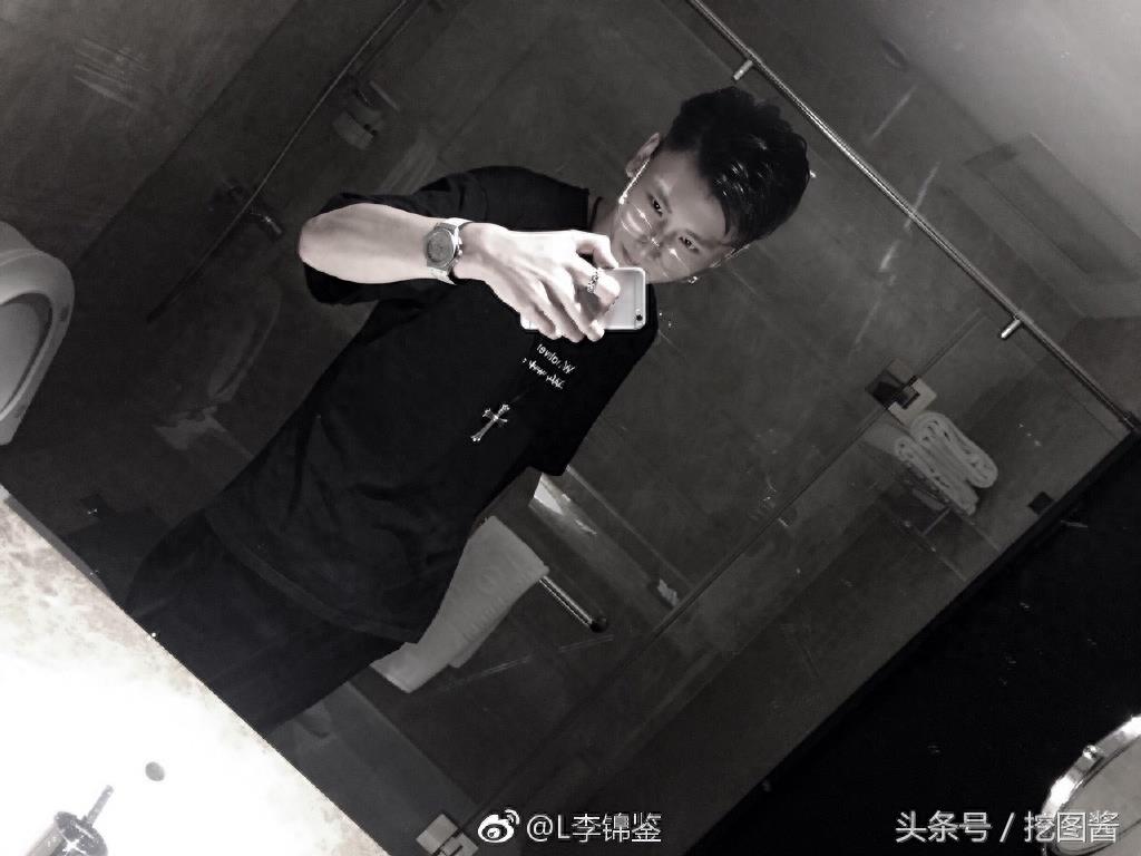 变形记主人公李锦鉴，如今也是个艺人了，第二张图有点像黄子韬