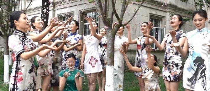 准空姐樱花树下大秀美腿 网友：人比花娇