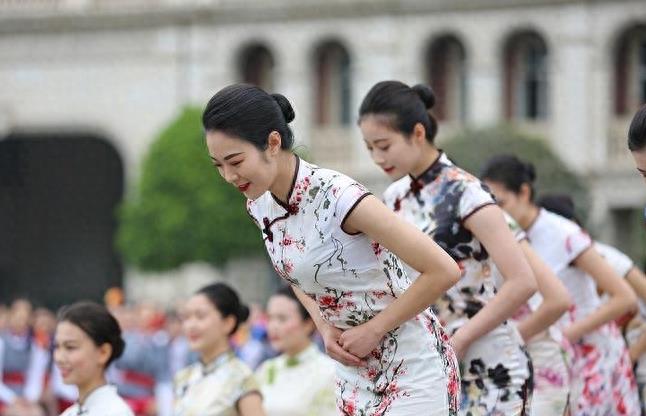 准空姐樱花树下大秀美腿 网友：人比花娇