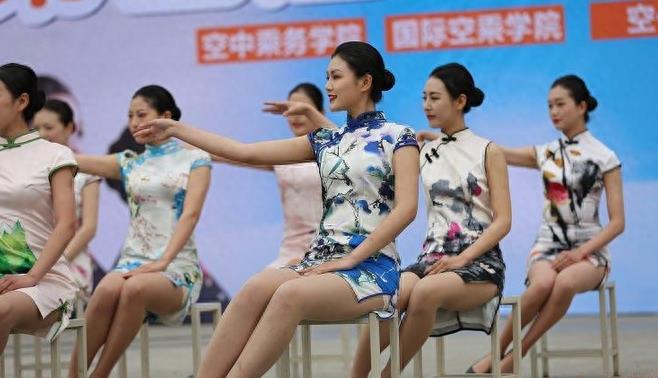 准空姐樱花树下大秀美腿 网友：人比花娇