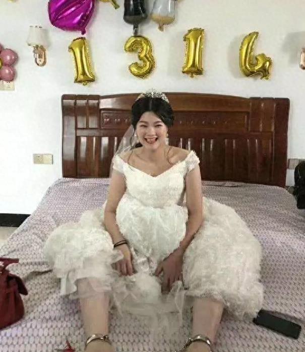 婚礼当天新娘穿着婚纱双脚被脚镣锁住，脸上却洋溢着幸福的笑容