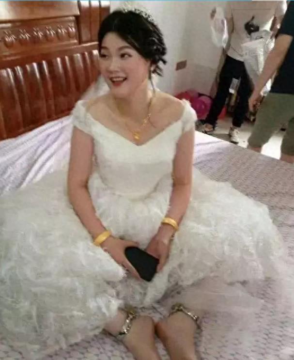 婚礼当天新娘穿着婚纱双脚被脚镣锁住，脸上却洋溢着幸福的笑容