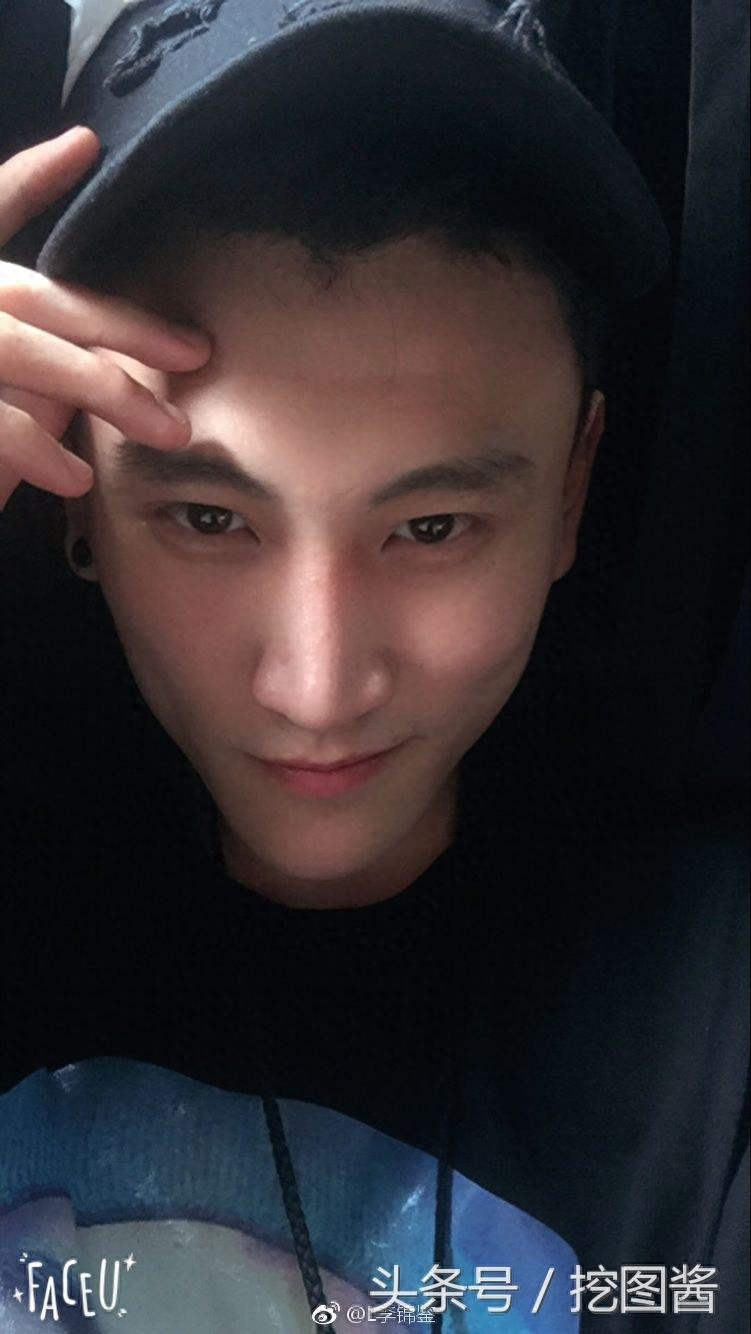 变形记主人公李锦鉴，如今也是个艺人了，第二张图有点像黄子韬