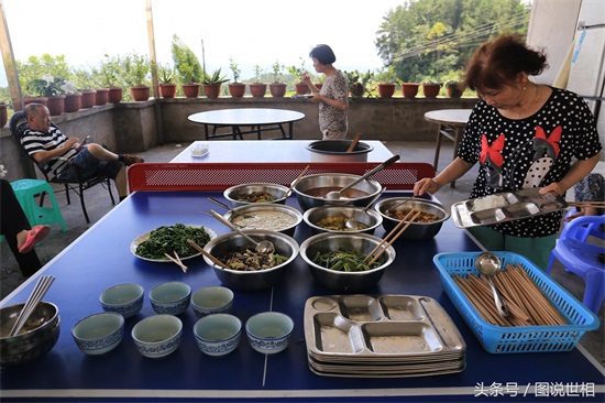 重庆：避暑农家乐生意火爆，1800元每月包吃住，自助正餐四荤四素