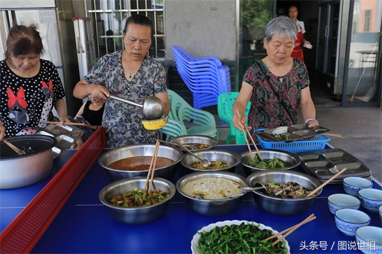 重庆：避暑农家乐生意火爆，1800元每月包吃住，自助正餐四荤四素